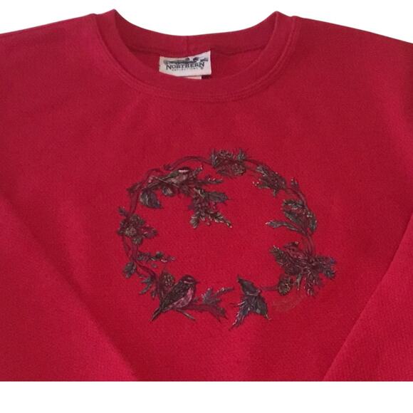 Northern Reflections Red Sweatshirt Wreath Birds Pine Cones M - Picture 3 of 3
